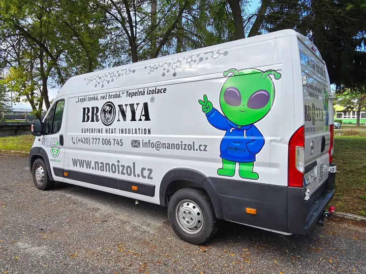 Bočný polep dodávky s maskotom a kontaktnými údajmi