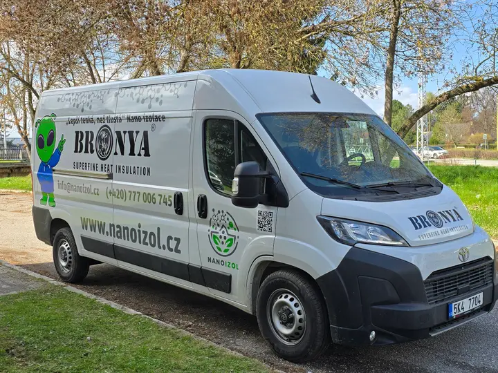Biela dodávka s reklamným polepom izolačnej firmy