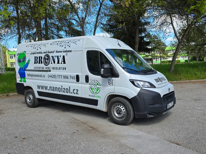 Dodávka Fiat Ducato s bočným reklamným polepom