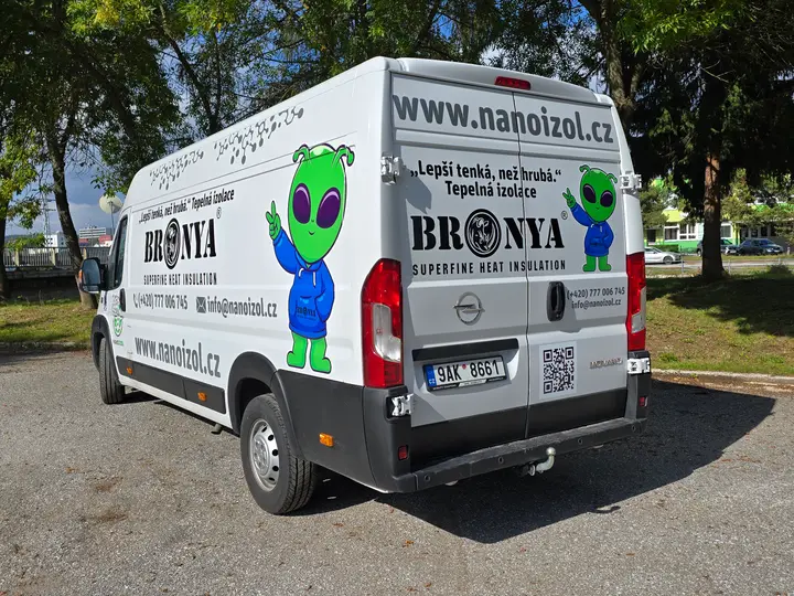 Zadná časť dodávky s celoplošným reklamným polepom