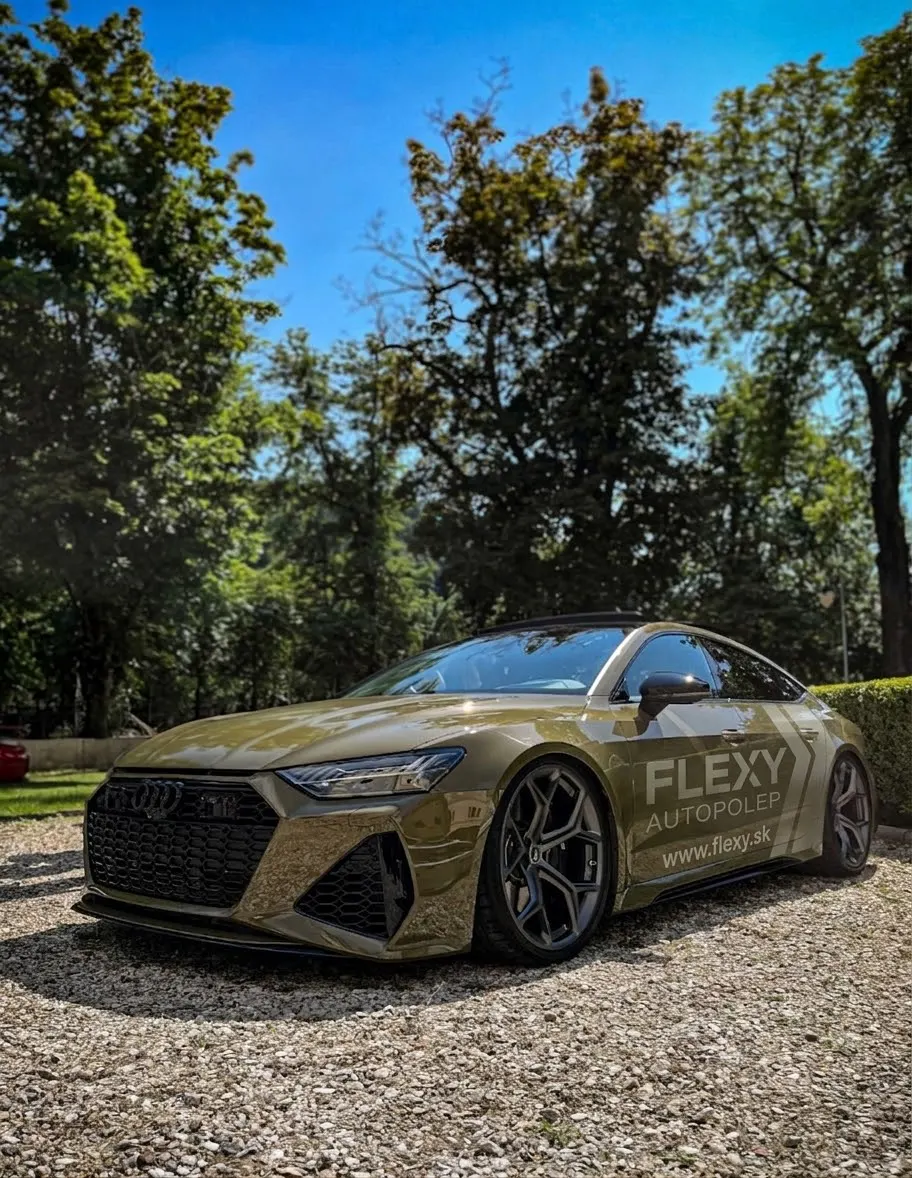 Audi RS7 v olivovom polepe s logom Flexy Autopolep na dverách