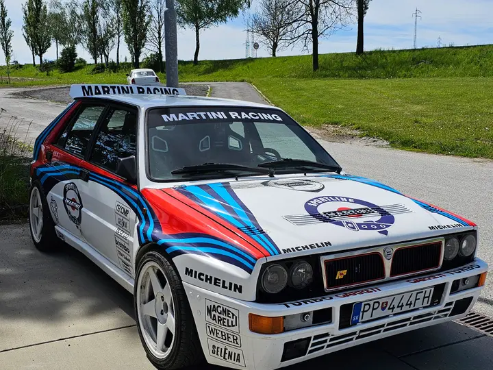 Lancia Delta Integrale v pretekárskom polepe Martini Racing
