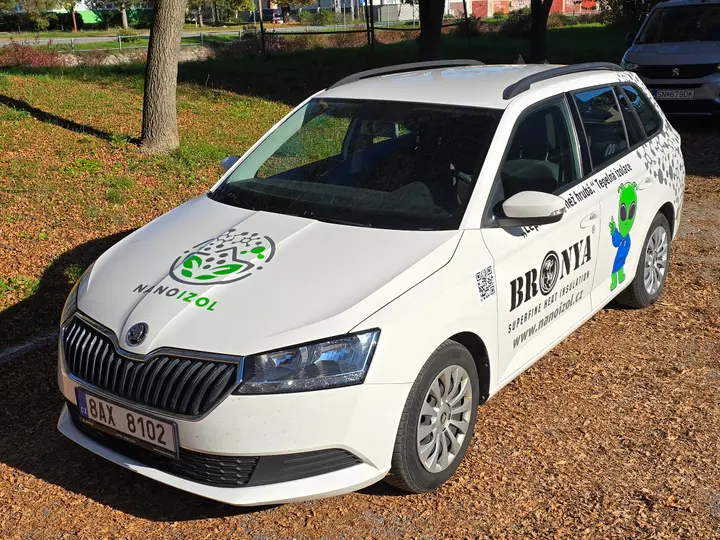 Škoda Fabia combi s firemným polepom, pohľad spredu