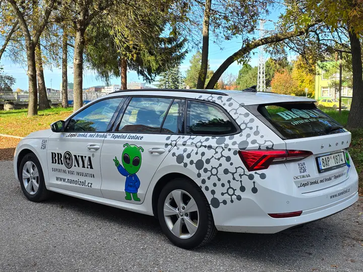 Bočný pohľad na Škodu Octavia s firemným polepom