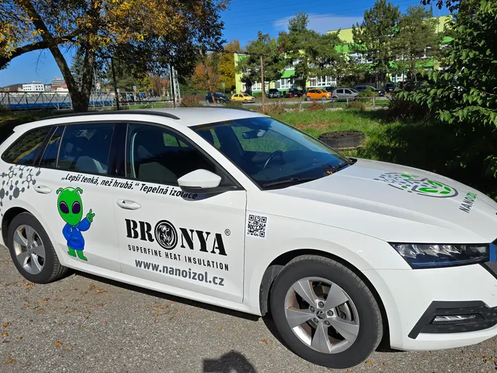 Škoda Octavia combi s firemným polepom a grafickým vzorom