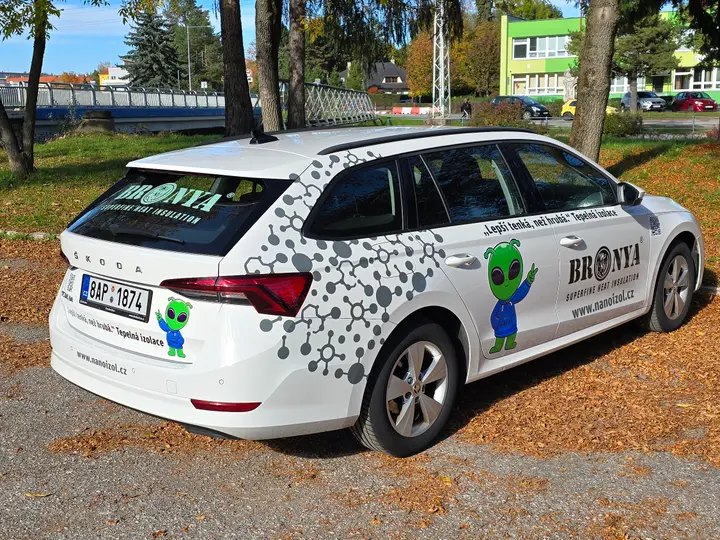 Škoda Octavia s polepom na jesennom parkovisku