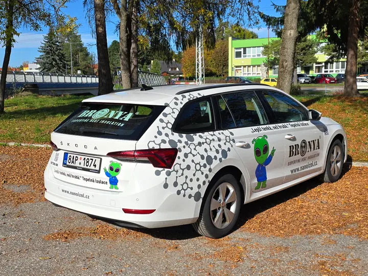 Zadná časť Škody Octavia s polepom a nápisom na skle