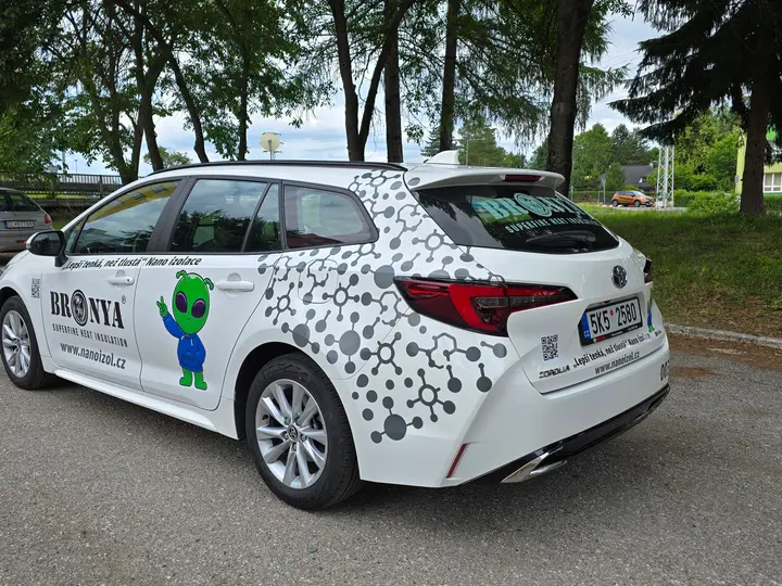 Toyota Corolla combi s polepom, letný pohľad zozadu