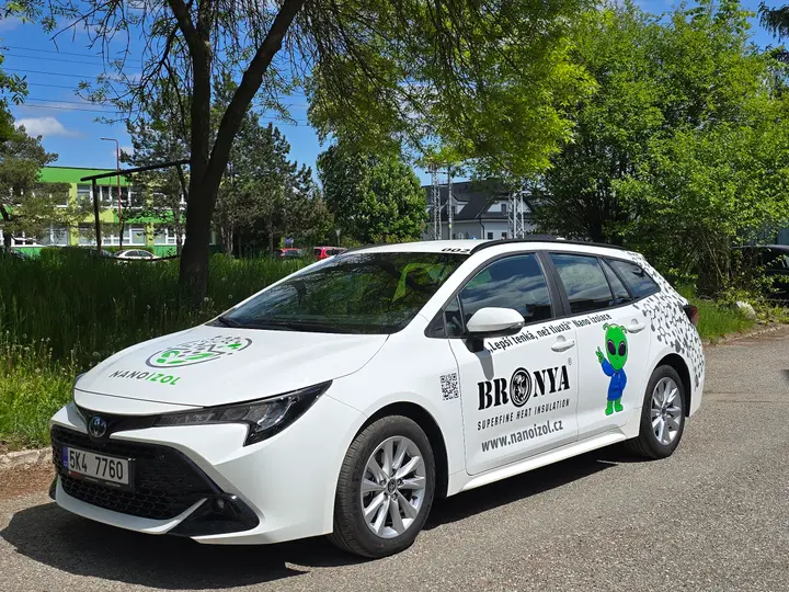 Toyota Corolla s firemným polepom, pohľad spredu