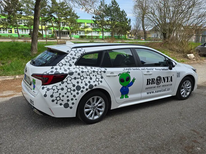 Bočný profil Toyoty Corolla s celoplošným polepom