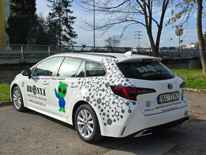 Zadná časť Toyoty Corolla s firemným polepom