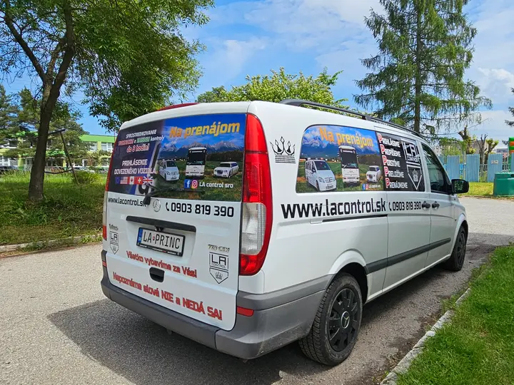 Zadná časť Mercedesu Vito s polepom autopožičovne