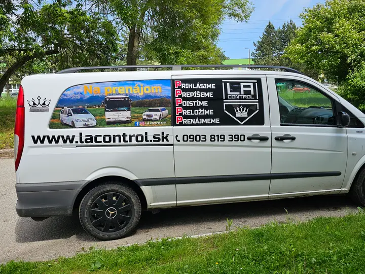 Mercedes Vito s celoplošným polepom autopožičovne